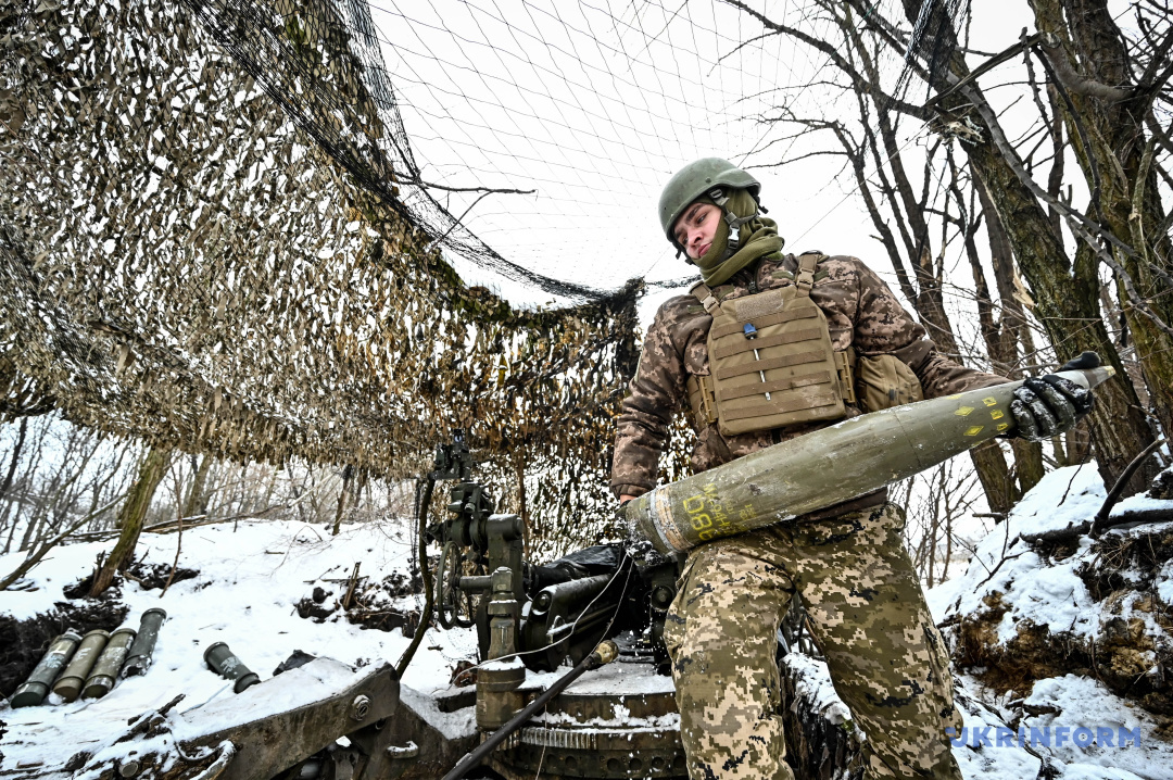 米国製榴弾砲「Ｍ７７７」の近くに立つウクライナ軍第４０６独立火砲旅団軍人　２０２４年１月１４日　ザポリッジャ州　写真：ドミトロー・スモリイェンコ