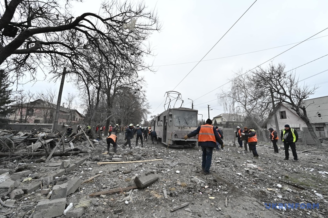 ロシアのミサイル攻撃の被害対処　２０２３年１２月２９日、ザポリッジャ　写真：ドミトロー・スモリイェンコ