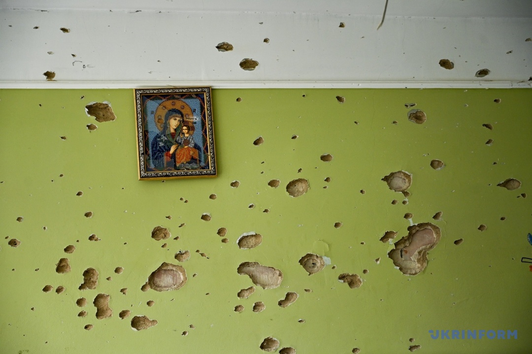 ロシアのミサイル攻撃で損傷した学校のイコン　２０２３年１２月２９日、リヴィウ　写真：アナスタシヤ・スモリイェンコ
