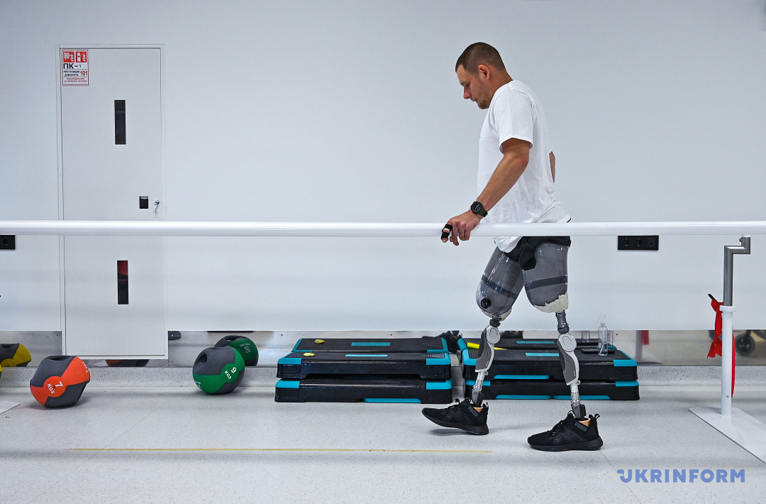 「スーパーヒューマンズ・センター」で新しい義足を試している患者ヴォロディーミル　２０２３年８月９日、リヴィウ州