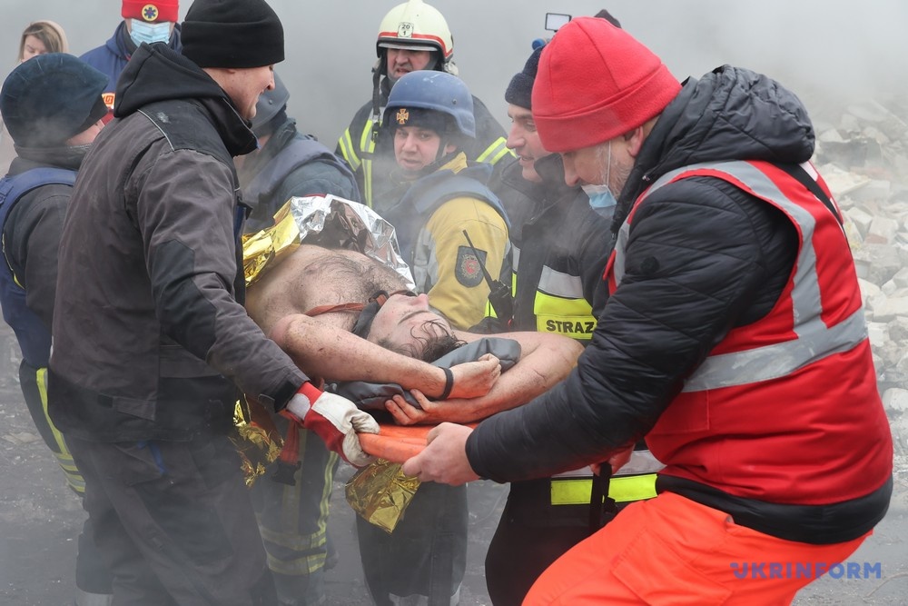ロシア軍のハルキウへのミサイル攻撃の被害で負傷した人の避難　２０２４年１月２３日　写真：ヴヤチェスラウ・マジイェウシキー