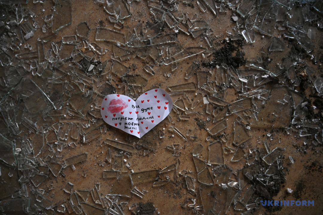 ロシア軍のミサイル攻撃で学校の割れた窓ガラスとバレンタインデーのハート型メッセージカード　２０２４年２月１５日、リヴィウ　写真：アナスタシヤ・スモリイェンコ