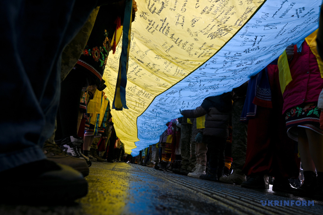 「ウクライナ統一の日」に軍人と子供達からの願いが書かれたウクライナ国旗で長さの記録達成　２０２４年１月２１日、リヴィウ　写真：アナスタシヤ・スモリイェンコ