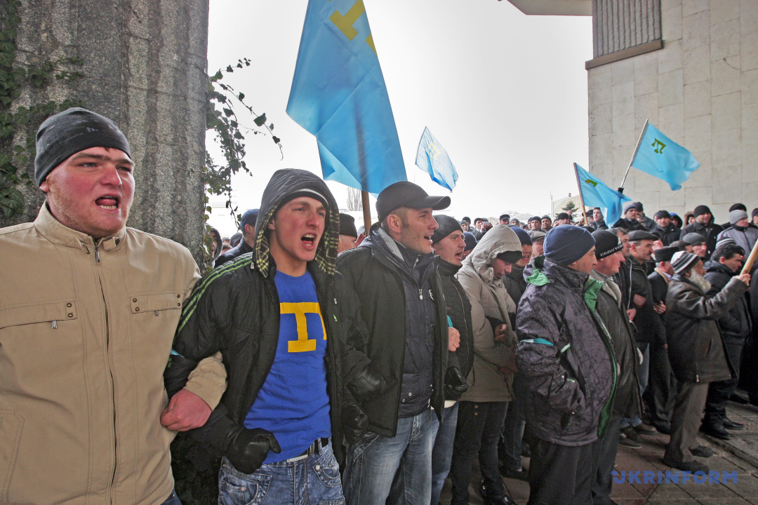 クリミア議会の向かいに並ぶウクライナ一体制支持集会の参加者　２０１４年２月２６日、シンフェローポリ　写真：アルヴィダス・シェメタス