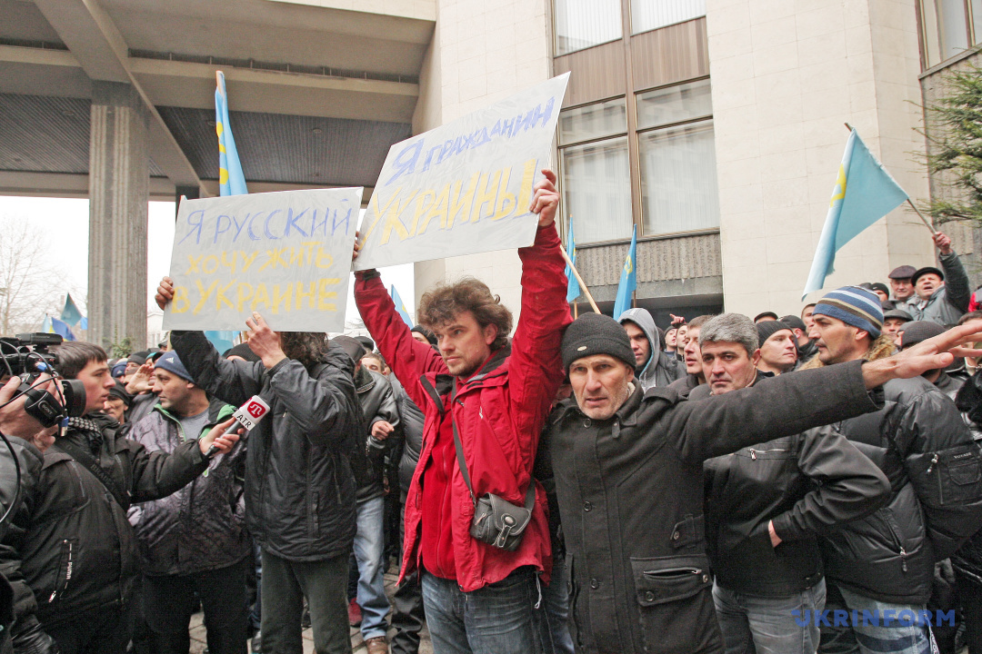 「私はロシア人　ウクライナで暮らしたい」「私はウクライナ国民」　写真：アルヴィダス・シェメタス