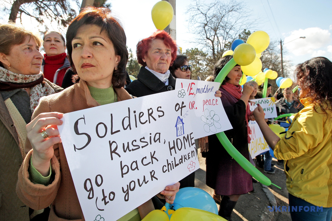 クリミアへのロシア軍進駐に反対する抗議集会参加者　２０１４年３月５日、バフチサライ　写真：アルヴィダス・シェメタス