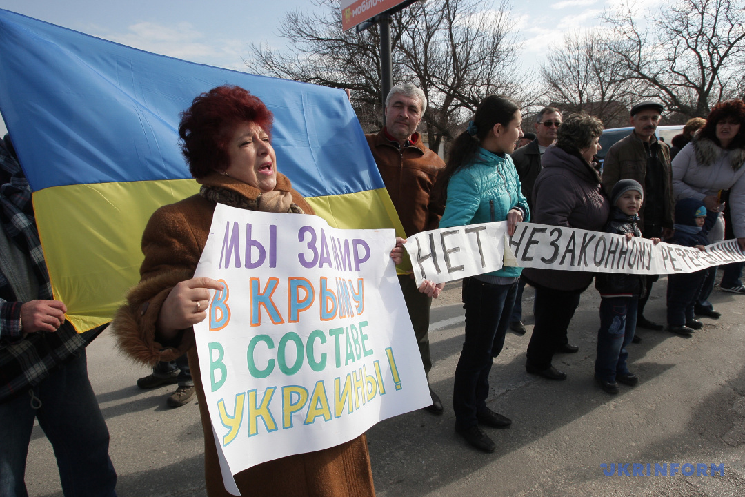 集会「生きる鎖」に参加し「私たちはウクライナの中のクリミアにおける平和を支持」と書かれた紙を持つ女性　２０１４年３月１４日、シンフェローポリ　写真：アルヴィダス・シェメタス