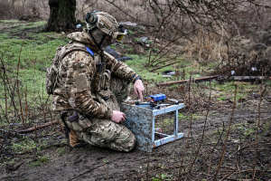 Розвідники за допомогою fpv-дронів знищили обладнання росіян для зв’язку і спостереження