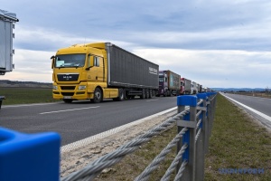 Біля кордону з Польщею у чергах стоять майже 2400 вантажівок