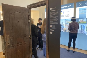 В ОБСЄ встановили двері з розбомбленого росіянами будинку в Бородянці