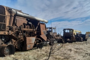 Ukrainian farmers bring destroyed agricultural machinery to Polish border