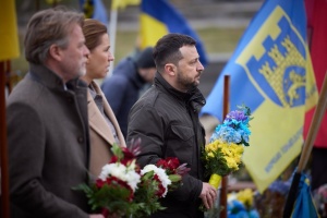 El presidente ucraniano y la primera ministra danesa honran la memoria de los soldados caídos en Lviv