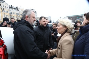 Урсула фон дер Ляєн у Києві передала 50 позашляховиків правоохоронцям у зоні бойових дій