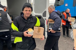 Заблокованим на польському кордоні українським водіям доставили гарячі обіди і продукти