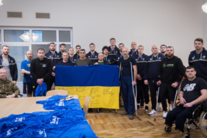 Збірна України з баскетболу відвідала захисників у госпіталі в Юрмалі