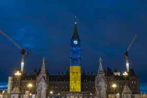 Парламент Канади підсвітили кольорами українського прапора