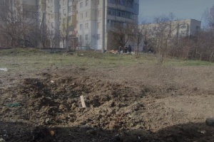 Guerre en Ukraine : Les autorités ukrainiennes montrent les conséquences d’une frappe russe sur Kherson 