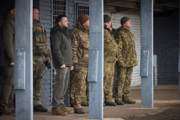 Zelensky visite le centre d'entraînement des groupes mobiles de défense aérienne dans la région de Dnipropetrovsk