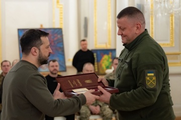 ゼレンシキー宇大統領、叙勲式でザルジュニー前軍総司令官等に最高勲章授与
