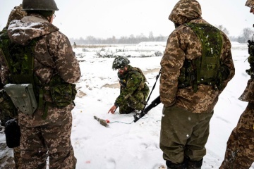 Canadian military shows training for Ukrainian sappers