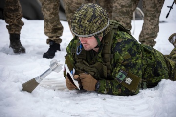 Canadian soldiers show how they train Ukrainian defenders in demining