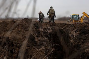 Hunderte Kilometer Befestigungen entlang der gesamten Frontlinie errichtet- Schmyhal