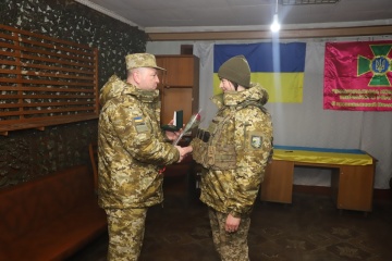 Deineko visits border guards' positions in Avdiivka direction