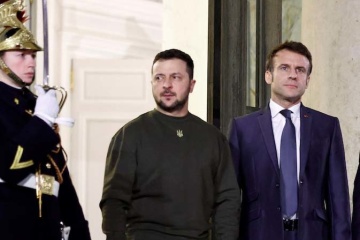 Paris: Macron empfängt Selenslyj in Elysee-Palast