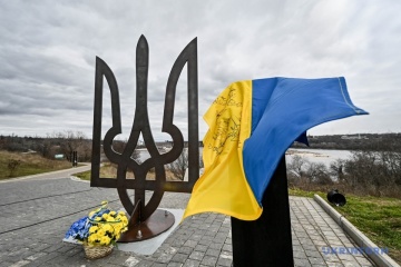 Ukrainian trident made of pre-war metal from Azovstal installed in Khortytsia