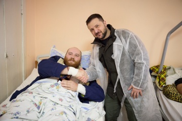 Volodymyr Zelensky rend visite aux défenseurs ukrainiens blessés à Kharkiv