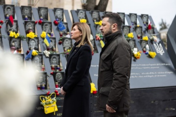 ゼレンシキー大統領夫妻、マイダン革命の犠牲者を追悼　終了から１０周年