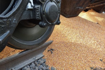 Polens Bauer verschütten Getreide auf Gleisbett