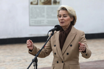 Ursula von der Leyen übergibt in Kyjiw 50 Geländewagen an Ordnungskräfte