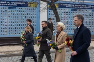 Zelensky and foreign leaders lay flowers at "Wall of Memory" on Mykhailivska Square