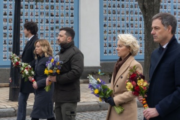 Zelensky y líderes extranjeros depositan flores en el Muro del Recuerdo en Kyiv