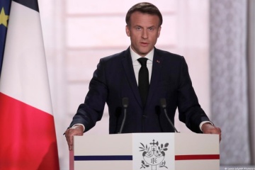 Emmanuel Macron annonce la création d’une coalition pour livrer des missiles et des bombes à l’Ukraine 