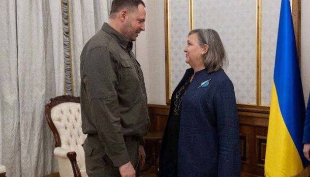 Le chef du bureau du président ukrainien Yermak s’est entretenu avec Victoria Nuland