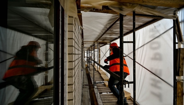 У Запоріжжі відновлюють зруйновану багатоповерхівку, у дворі будують надсучасне укриття