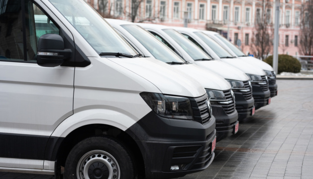 Британія передала прифронтовим громадам України п'ять фургонів