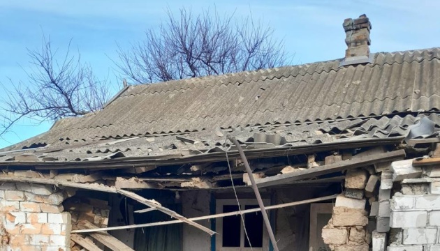 Les autorités ukrainiennes montrent les conséquences d’un bombardement russe sur la région de Kherson 