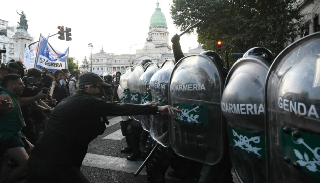 Реформи нового президента: в Аргентині поліція розігнала протест гумовими кулями та водометами