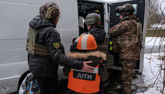 Із п'яти населених пунктів на Донеччині евакуювали всіх дітей