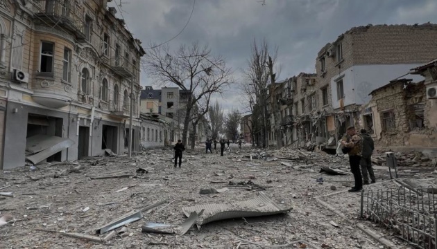 Zwei Verletzte bei Luftangriff auf Cherson, Zerstörungen in Zentrum der Stadt