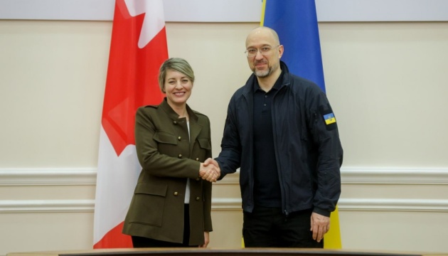 Шмигаль обговорив із главою МЗС Канади повернення викрадених Росією українських дітей
