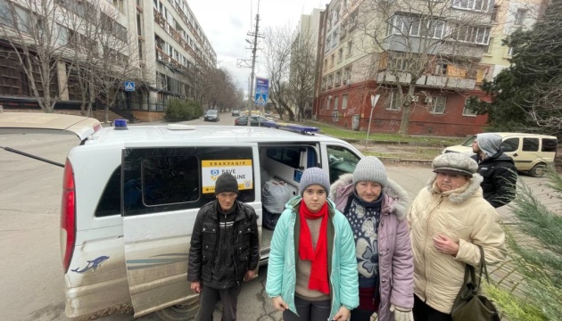 З Берислава та селища Шляхове евакуювали п'ятьох людей, серед яких - дитина