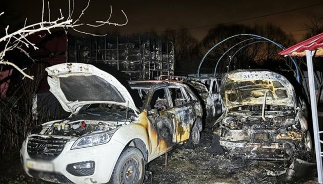 У Києві чоловік спалив автівки ексдружини і напав із сокирою на її співмешканця