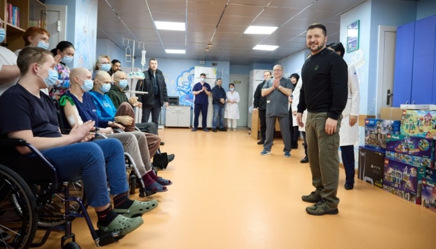 Zelensky visita a los pacientes del Instituto Nacional del Cáncer