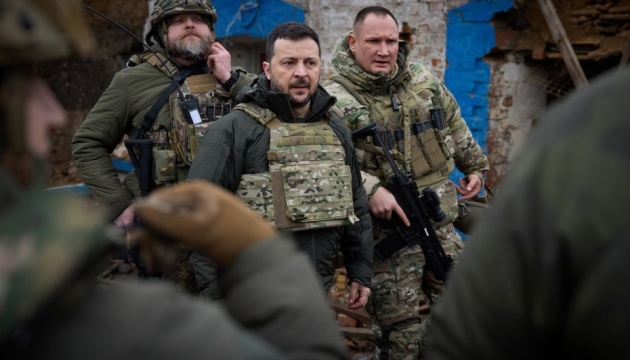 Volodymyr Zelensky visite les troupes ukrainiennes près de la ligne de front dans la région de Zaporijjia 