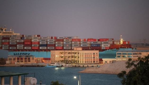 Дохід Суецького каналу впав майже вдвічі через атаки хуситів - Bloomberg