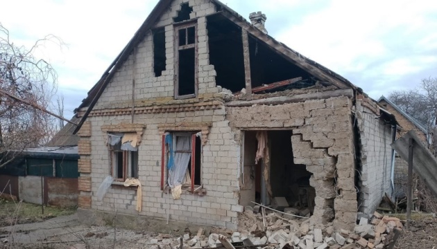 Destruction in Nikopol as Russian artillery hits town